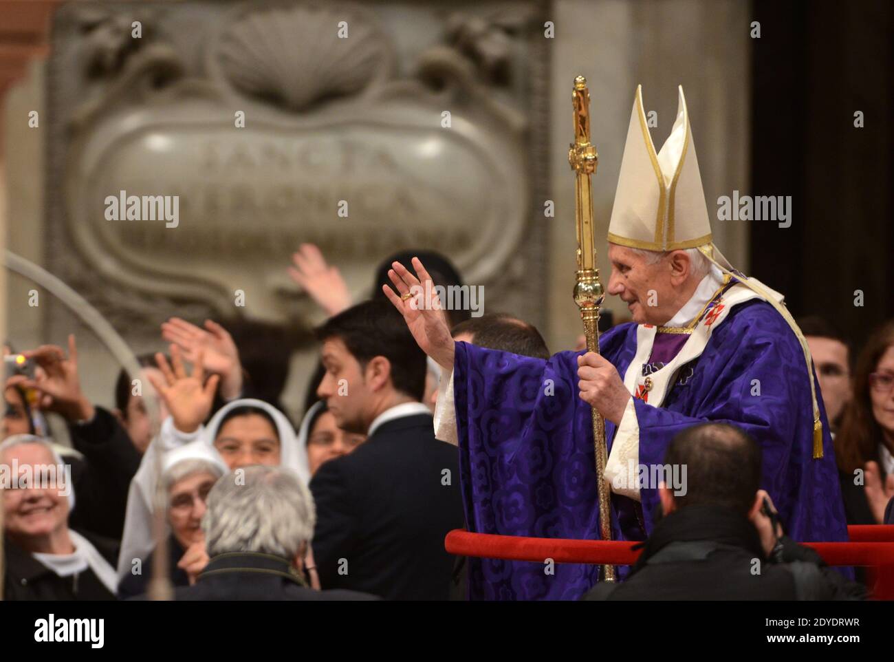 Papst Benedikt XVI. Feierte am 13. Februar 2013 seine letzte öffentliche Messe als Pontifex und präsidierte die Aschermittwochensgottesdienste in der Petersbasilika im Vatikan. Am Ende der Zeremonie brach die Basilika in einer mitreißenden, Minuten langen stehenden Ovation aus, als Benedikt zum letzten Mal als Papst ausschied und einigen seiner engsten Mitarbeiter Tränen in die Augen brachte. Foto von Eric Vandeville/ABACAPRESS.COM Stockfoto