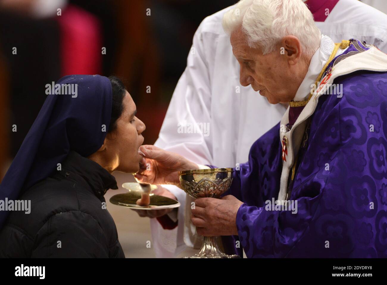 Papst Benedikt XVI. Feierte am 13. Februar 2013 seine letzte öffentliche Messe als Pontifex und präsidierte die Aschermittwochensgottesdienste in der Petersbasilika im Vatikan. Am Ende der Zeremonie brach die Basilika in einer mitreißenden, Minuten langen stehenden Ovation aus, als Benedikt zum letzten Mal als Papst ausschied und einigen seiner engsten Mitarbeiter Tränen in die Augen brachte. Foto von Eric Vandeville/ABACAPRESS.COM Stockfoto