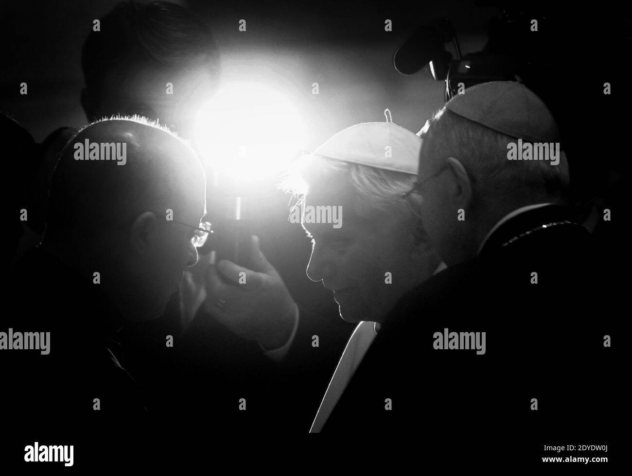 Papst Benedikt XVI. Nimmt am 14. Februar 2013 im Vatikan an einem Treffen mit den Pfarrern der Diözese Rom in der Aula Paul VI. Teil. Er sprach über seine persönlichen Erfahrungen als junger Kirchenreformer vor seinem Rücktritt am Ende des Monats. Foto von Eric Vandeville/ABACAPRESS.COM Stockfoto