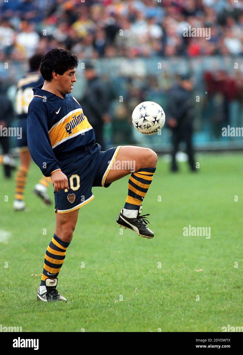 Diego Maradona spielt für Boca Juniors im La Bombonera Stadion, 1995 Stockfoto
