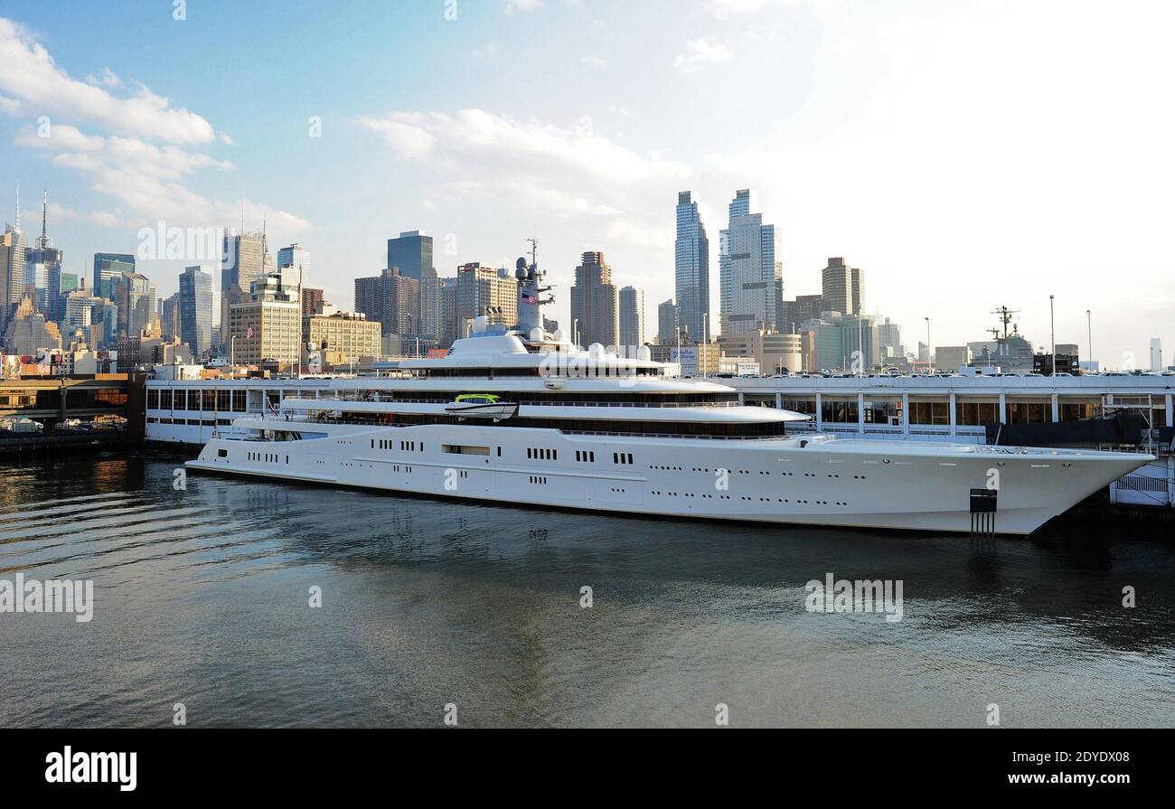 Die riesige Privatyacht 'Eclipse' des russischen Oligarchen Roman Abramovich segelte am 15. Februar 2013 in New York City, NY, USA, in den Hafen. Foto von Morgan Dessalles/ABACAPRESS.COM Stockfoto