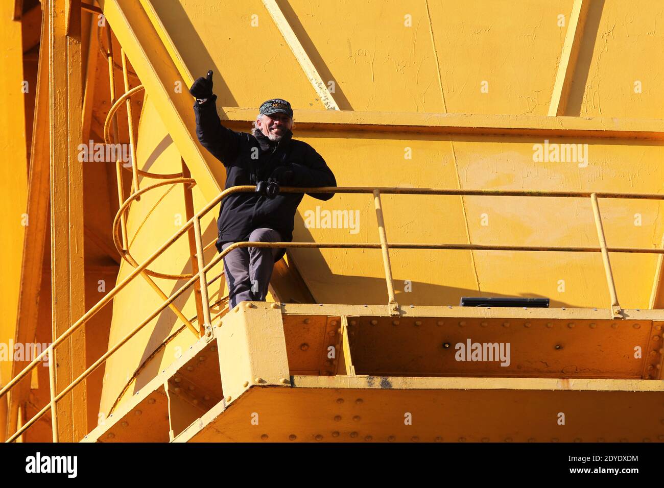 Serge Charnay winkt aus einem riesigen Kran, der am 17. Februar 2013 in Nantes am dritten Tag eines Protestes für seine Rechte als Vater stillsteht. Er malt die Botschaft "rette Kinder vor der Gerechtigkeit". Foto von Laetitia Notarianni/ABACAPRESS.COM Stockfoto