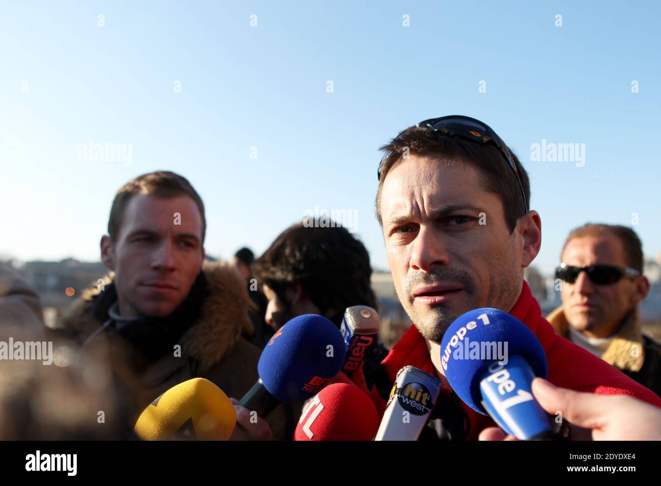 Nicolas Moreno spricht mit den Medien, nachdem er am 17. Februar 2013 in Nantes auf einen riesigen Kran geklettert ist, um sich Serge Charnay anzuschließen, der am dritten Tag eines Protestes für seine Rechte als Vater ist. Nicolas Moreno bestieg am 16. Februar 2013 einen weiteren Kran in einem "Akt der Solidarität" mit Charnay. Foto von Laetitia Notarianni/ABACAPRESS.COM Stockfoto