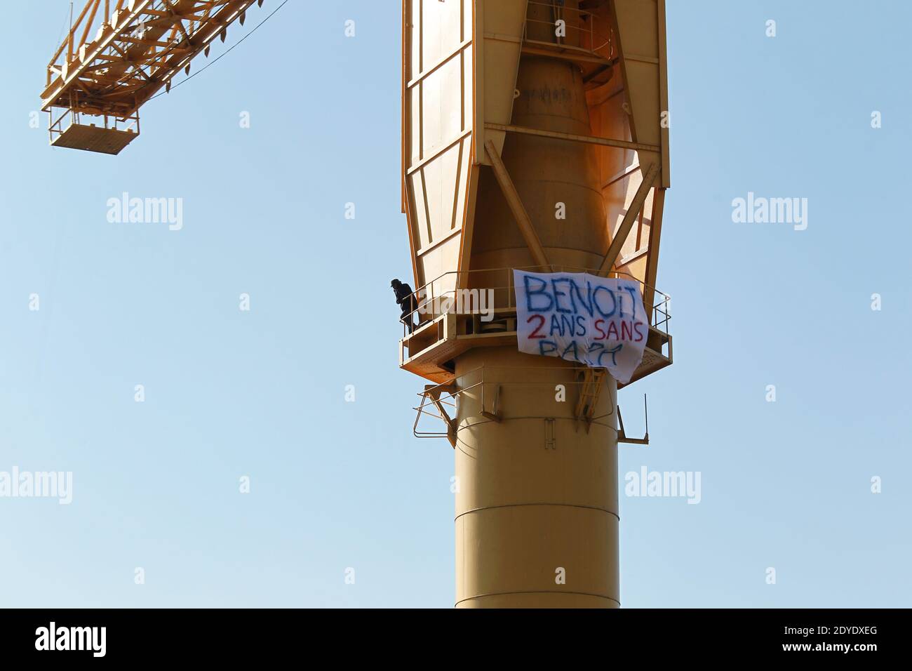 Serge Charnay steht auf einem riesigen Kran, der am 17. Februar 2013 in Nantes am dritten Tag eines Protestes für seine Rechte als Vater stillsteht. Er malt die Botschaft "rette Kinder vor der Gerechtigkeit". Foto von Laetitia Notarianni/ABACAPRESS.COM Stockfoto