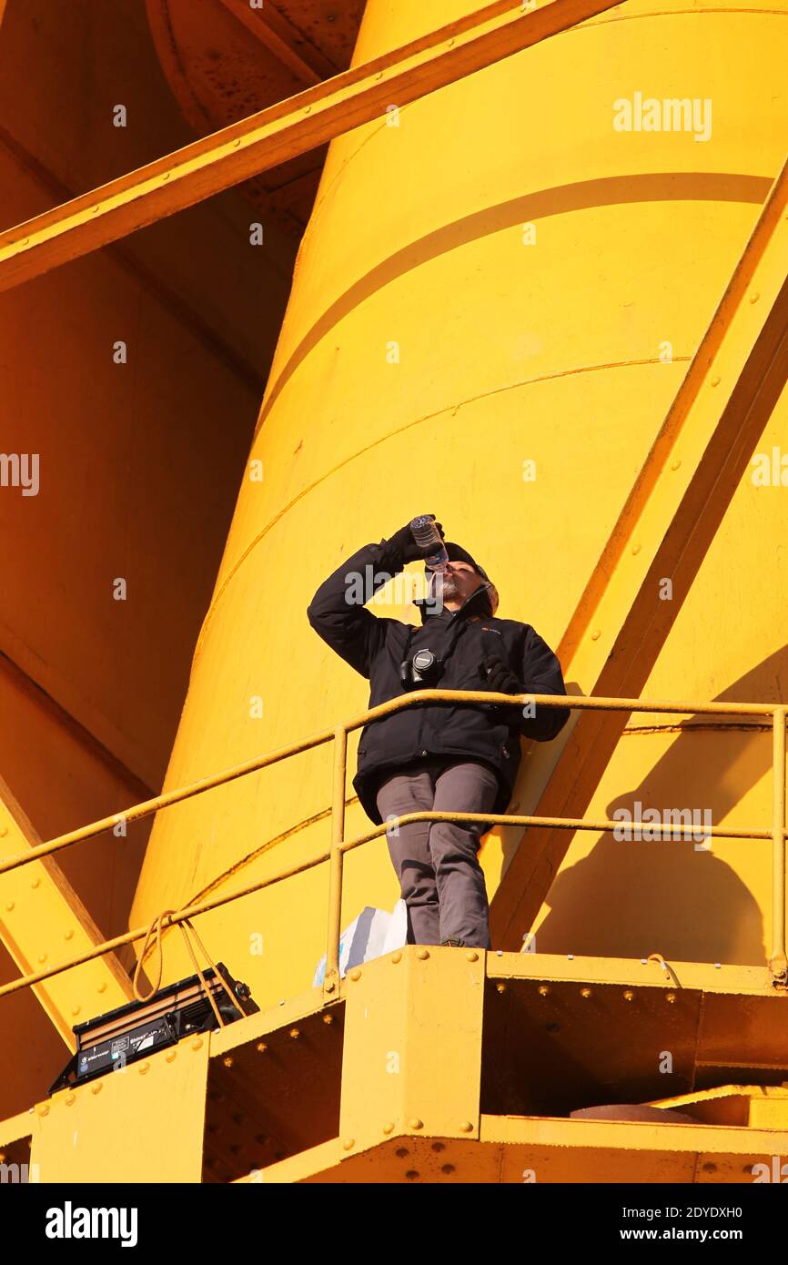 Serge Charnay trinkt, nachdem er am 17. Februar 2013 in Nantes einen Sack Wasser auf einem riesigen Kran aufgezogen hat. Serge Charnay protestiert am dritten Tag für seine Rechte als Vater. Foto von Laetitia Notarianni/ABACAPRESS.COM Stockfoto