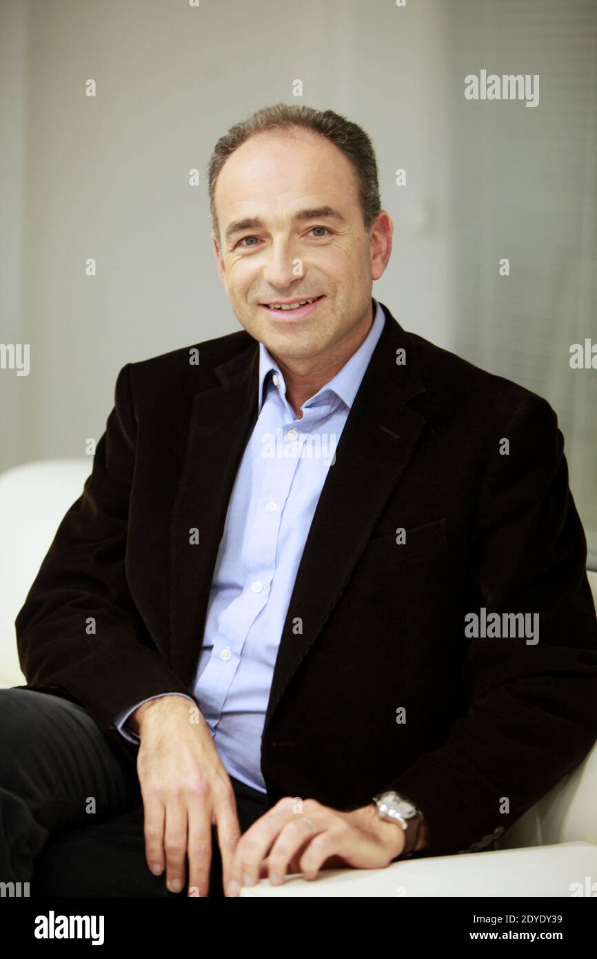 Der rechtspopulistischen UMP-Führer Jean-Francois Cope posiert am 16. Februar 2013 in seinem Büro am Hauptsitz der UMP in Paris, Frankreich. Foto von Axelle de Russe/ABACAPRESS.COM Stockfoto