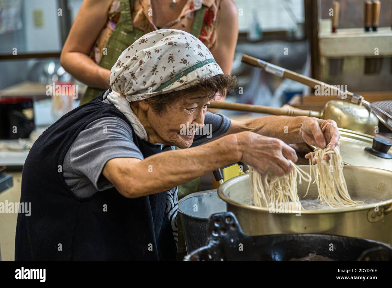 Soba Noodle Preparation in Fujinomiya, Japan. Sumiko Sano läuft mit den Fingern durch die dünnen Soba-Nudeln. Sie sollten auf keinen Fall haften Stockfoto