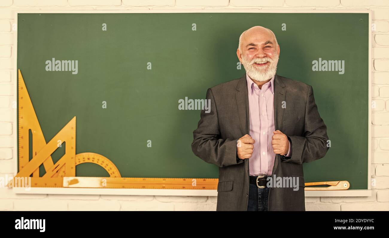 Senior Mann Lehrer verwenden mathematische Werkzeuge. Bärtigen Dozent Mann erklären Geometrie auf Tafel. Zurück zur Schule. Mathematische grafische Werkzeuge. trigonometrie Unterricht im Klassenzimmer. Hier können Sie sich über die Kenntnisse des Unterrichts anmelden. Stockfoto