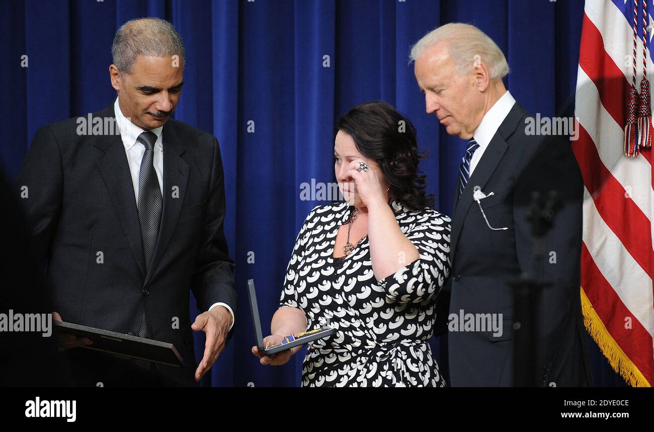 Vizepräsident Joe Biden und Generalstaatsanwalt Eric Holder verleihen gefallenen Trooper Joshua Miller (Frau im Bild) von der Pennsylvania State Police, Pennsylvania die Medaille von Valor während einer Veranstaltung im Eisenhower Executive Office Building in Washington, DC, USA am 20. Februar 2013. Foto von Olivier Douliery/ABACAPRESS.COM Stockfoto
