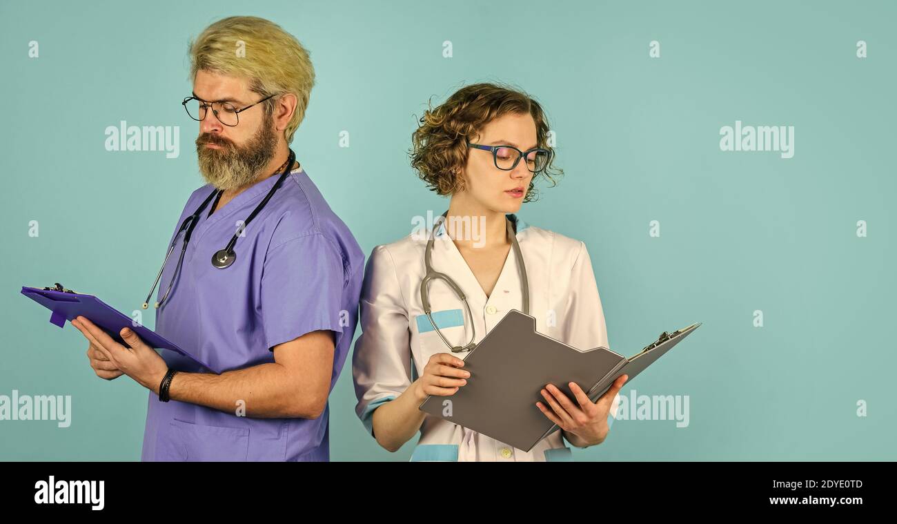 Leben Sie länger. Vertrauen Sie unseren Fachleuten. Healthcare Business. Teamwork und Menschen Konzept. Arzt und Krankenschwester. Erfolgreiches Team von Ärzten. Menschen in Uniformen blauen Hintergrund. Medizinisches Personal. Stockfoto