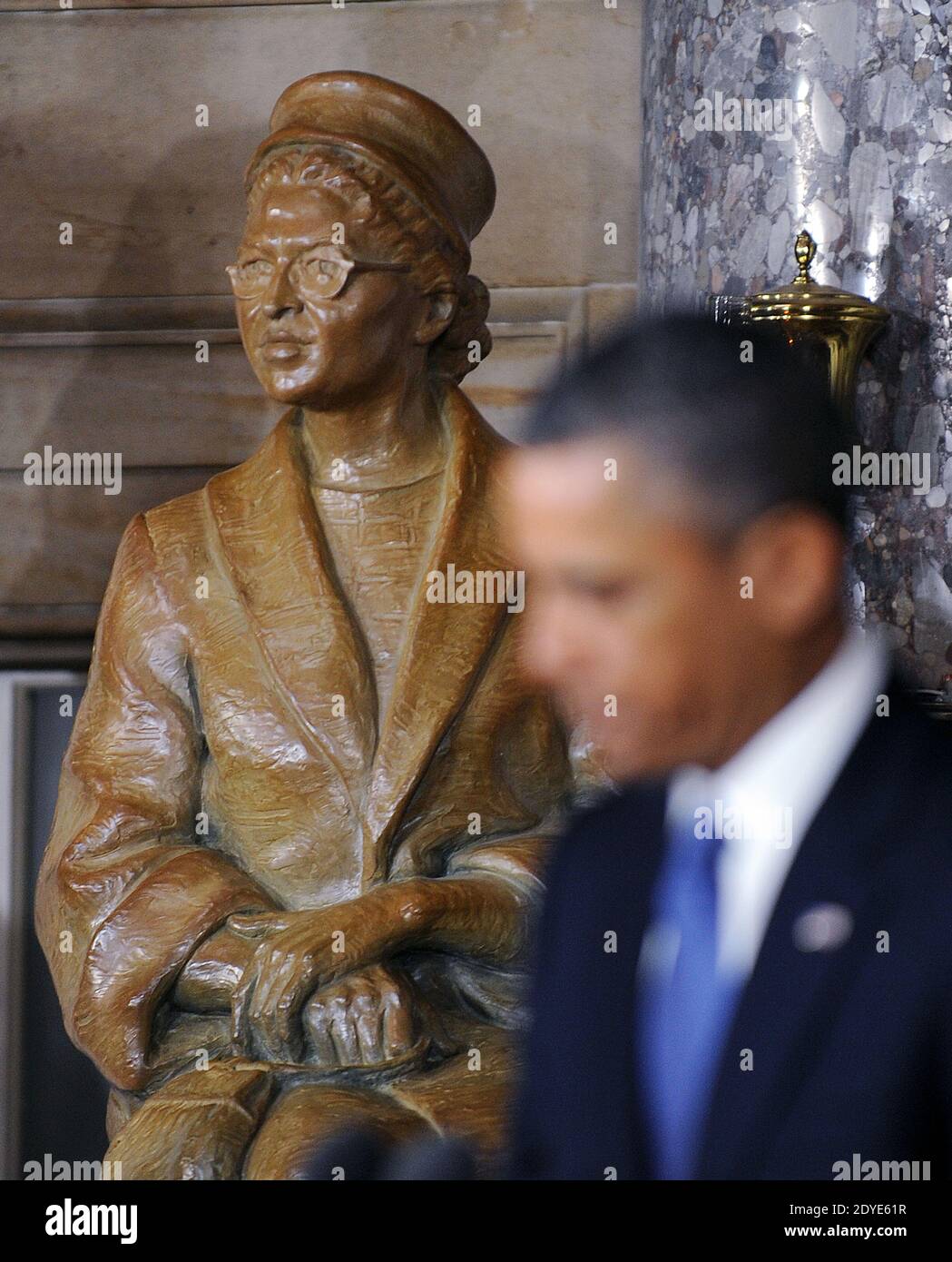 US-Präsident Barack Obama spricht bei der Enthüllung einer Statue der afroamerikanischen Bürgerrechtlerin Rosa Parks am 27. Februar 2013 im US-Kapitol in Washington, DC, USA. Foto von Olivier Douliery/ABACAPRESS.COM Stockfoto