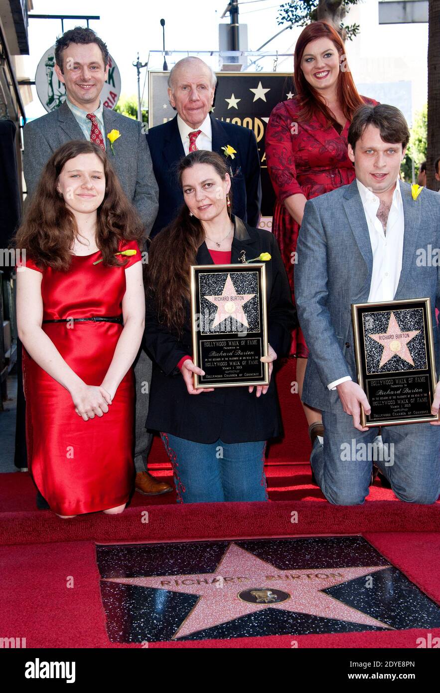 Michael Sheen, Lord David Rowe-Beddoe, Morgan Ritchie, Charlotte Ritchie und Maria Burton nehmen am 1. März 2013 in Los Angeles, CA, USA, an der Zeremonie zur Ehrung des verstorbenen Richard Burton mit einem Stern auf dem Hollywood Walk of Fame Teil. Foto von Lionel Hahn/ABACAPRESS.COM Stockfoto