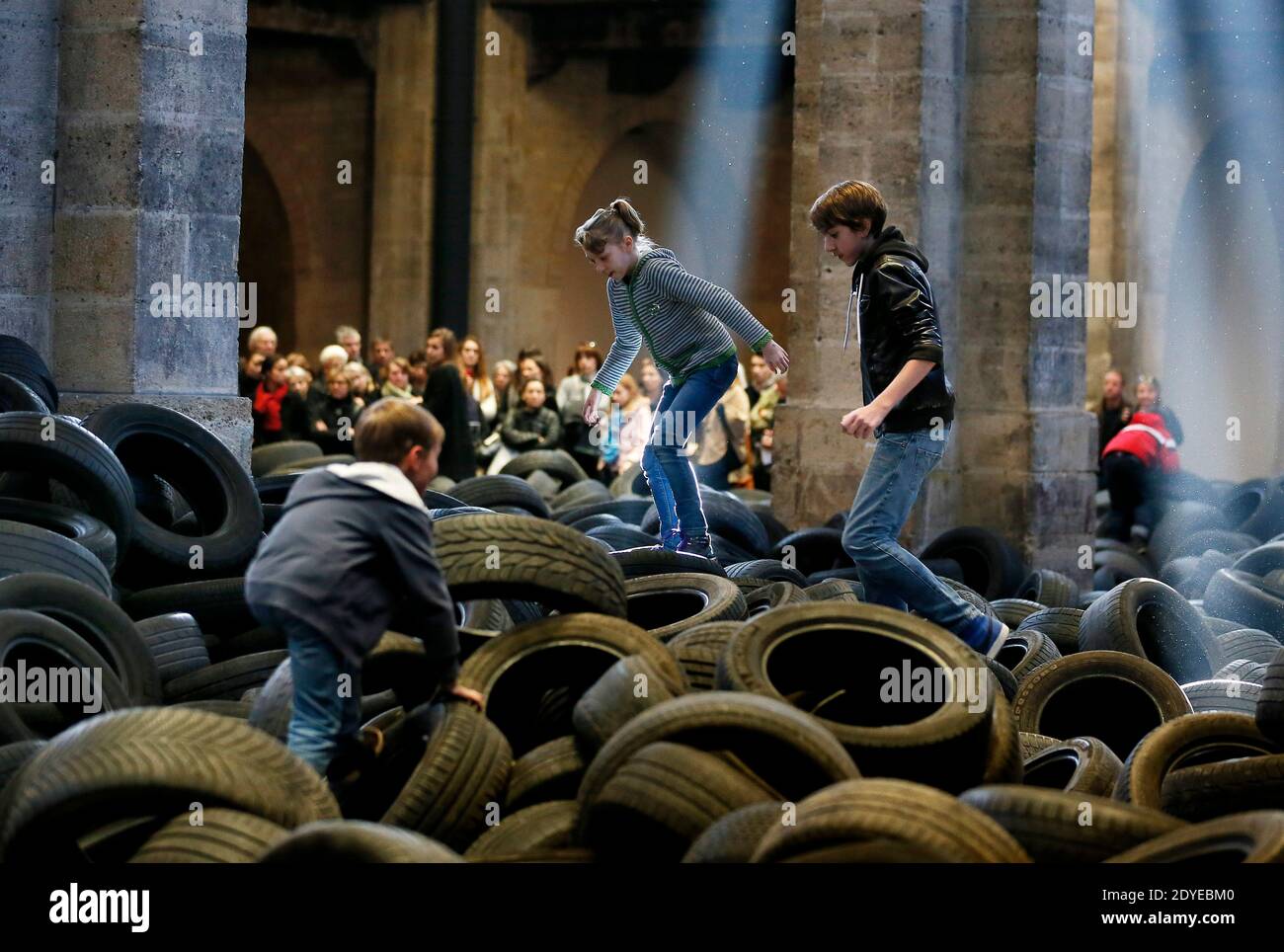 Die Ausstellung 'Allan Kaprow YARD' wurde am 3. März 2013 im Centre d'Arts Plastiques Contemporains CAPC, dem Museum für Zeitgenössische Kunst in Bordeaux, Südwestfrankreich, eröffnet. 40 Tonnen gebrauchte Autoreifen, durch die die Besucher springen und kriechen können, wurden im riesigen Kirchenschiff des Museums anlässlich seines 40-jährigen Bestehens aufgestapelt. Die Installation des amerikanischen Malers und Happening-Künstlers Allan Kaprow (1927-2006) fand 1961 erstmals in New York City statt und wurde zehn Mal vor seinem Tod an anderen Orten radikal neu interpretiert. Kaprow gilt als Urheber des Geschehens. Foto von Patr Stockfoto