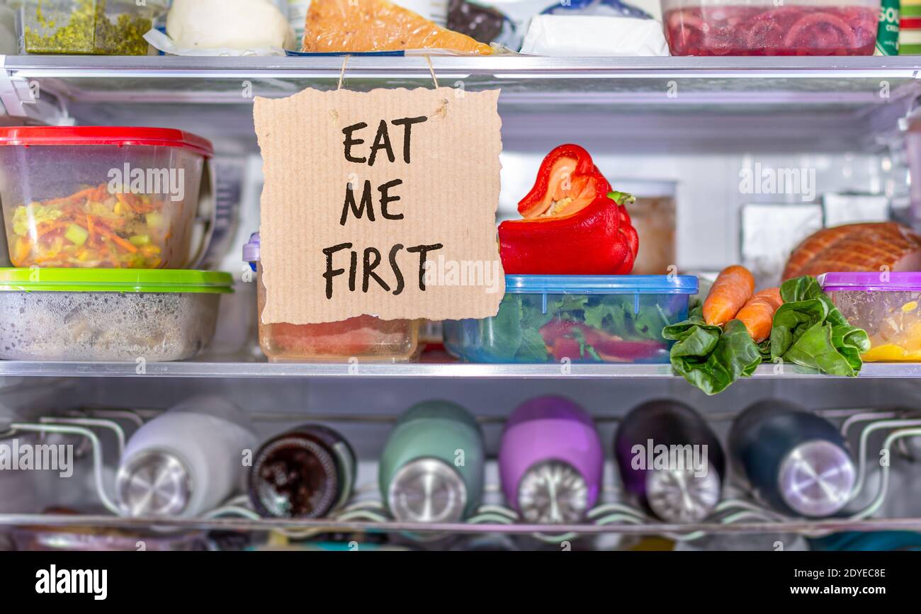 Eat Me erste handgemachte Zeichen im Kühlschrank, Essen Lebensmittel ersten Bereich zur Verringerung der Lebensmittelverschwendung zu helfen, wissen, wo man zuerst zu suchen, einfach zu reduzieren Lebensmittelverschwendung Konzept. Stockfoto