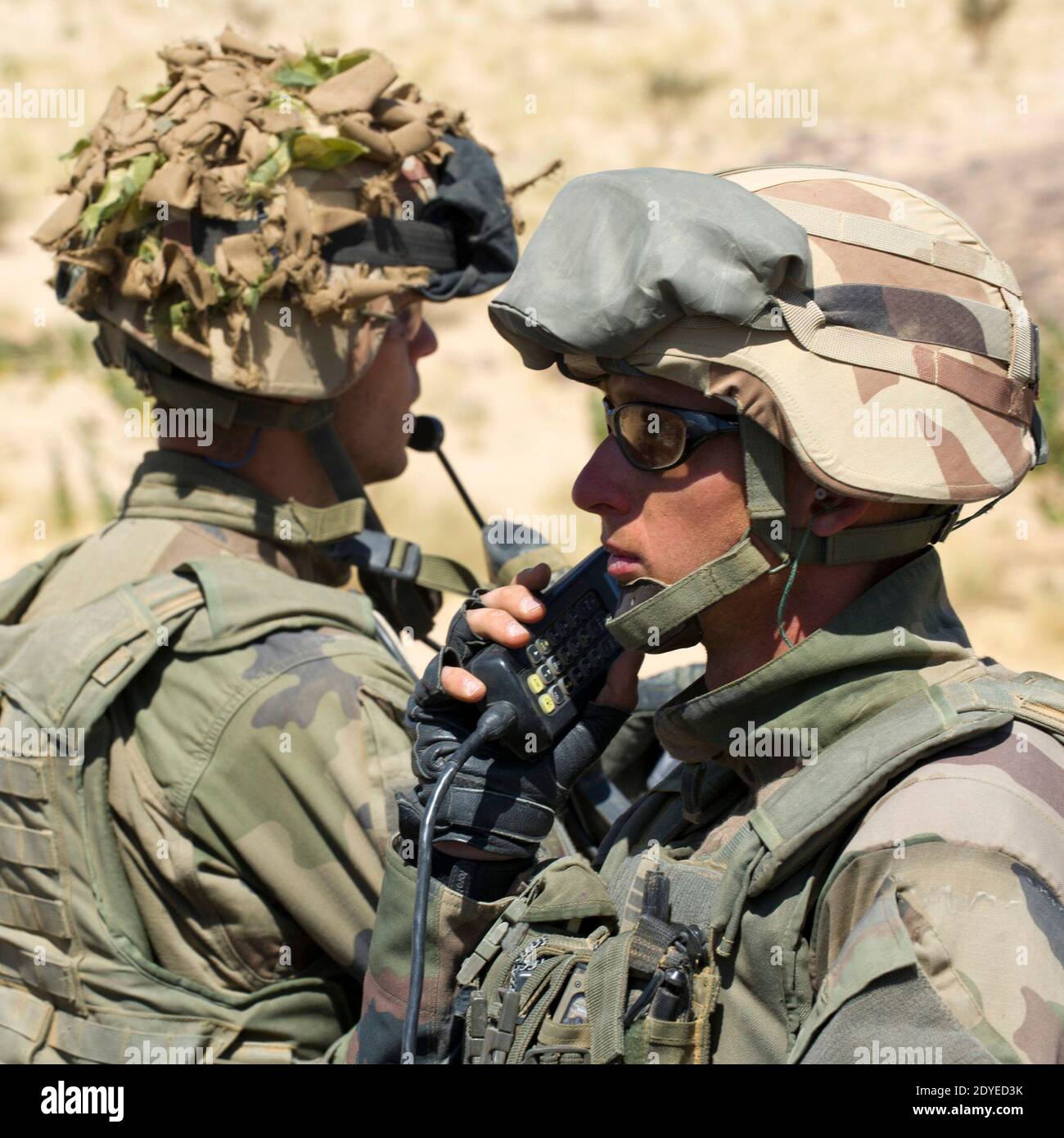 Das am 3. März 2013 von der französischen Armee veröffentlichte Foto zeigt Fallschirmjäger der französischen Legion im Einsatz in der Region Adrar des Ifoghas im Norden Malis. Der Chef der französischen Generalstabschefs sagte am 4. März 2013: Dass es "wahrscheinlich" ist, dass der islamistische Kommandant Abdelhamid Abou Zeid bei Kämpfen in Mali getötet wurde. Aber er sagte, bis eine Leiche gefunden wurde, könne sie nicht bestätigt werden, und der Verteidigungsminister sagte, es gebe keine Beweise. Die tschadische Armee - die an der Seite der französischen Streitkräfte kämpfte - hat behauptet, sie habe Abou Zeid und seinen Mitstreiter Mokhtar Belmokhtar in den letzten Kämpfen getötet. Foto von ECPAD/ABACAPR Stockfoto