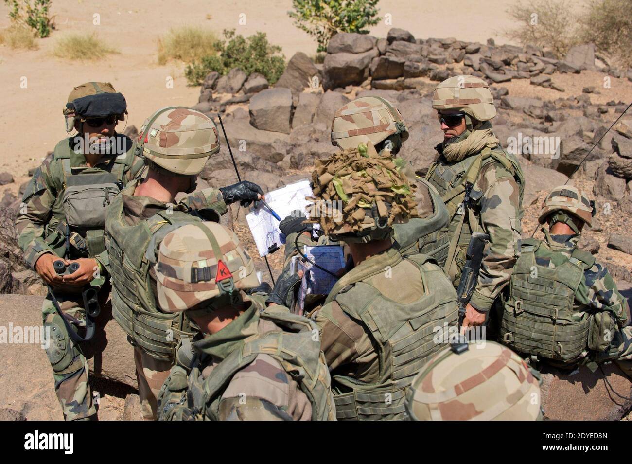 Das am 3. März 2013 von der französischen Armee veröffentlichte Foto zeigt Fallschirmjäger der französischen Legion im Einsatz in der Region Adrar des Ifoghas im Norden Malis. Der Chef der französischen Generalstabschefs sagte am 4. März 2013: Dass es "wahrscheinlich" ist, dass der islamistische Kommandant Abdelhamid Abou Zeid bei Kämpfen in Mali getötet wurde. Aber er sagte, bis eine Leiche gefunden wurde, könne sie nicht bestätigt werden, und der Verteidigungsminister sagte, es gebe keine Beweise. Die tschadische Armee - die an der Seite der französischen Streitkräfte kämpfte - hat behauptet, sie habe Abou Zeid und seinen Mitstreiter Mokhtar Belmokhtar in den letzten Kämpfen getötet. Foto von ECPAD/ABACAPR Stockfoto
