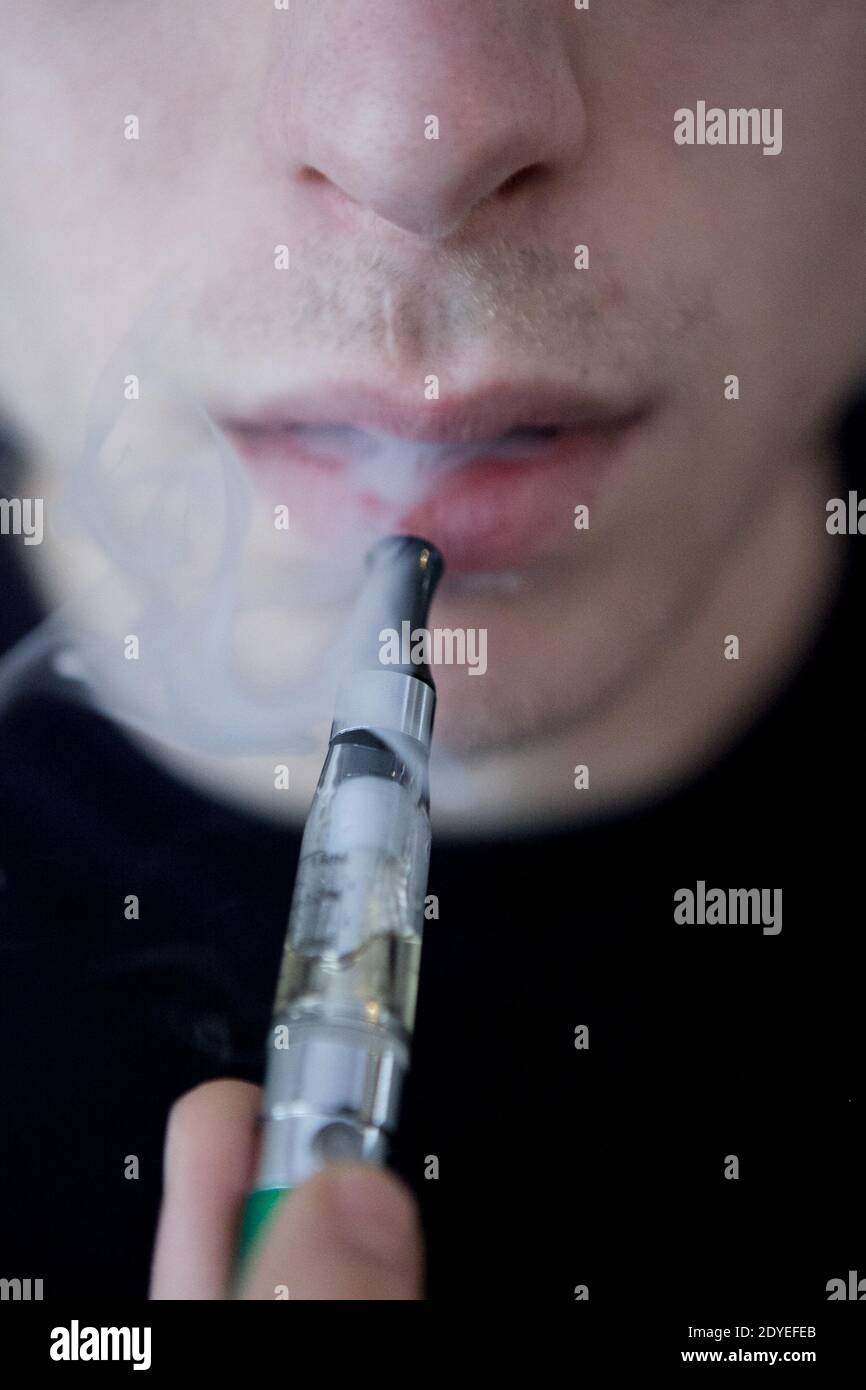 Ansicht der elektronischen Zigarette, die Propylen, Glykol und pflanzliches Glycerin enthält, in Paris, Frankreich am 06. März 2013. Foto von Audrey Poree/ABACAPRESS.COM Stockfoto