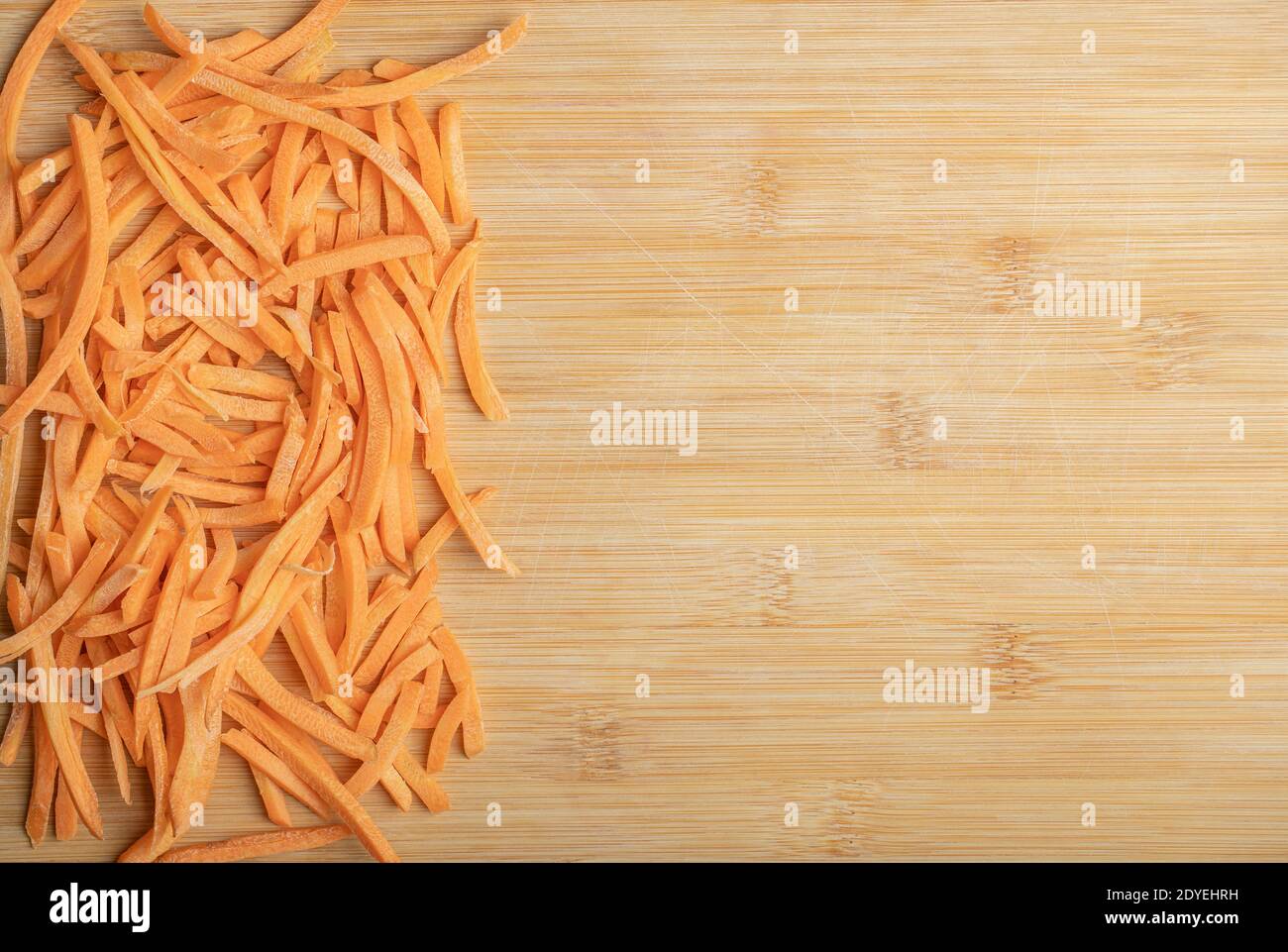 Julienne Karotten auf dem Holzhintergrund Stockfoto