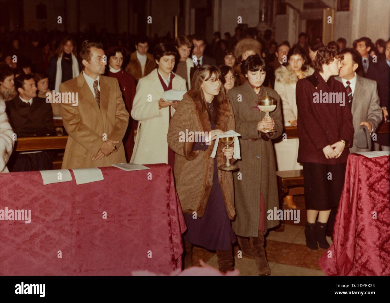 VILLANOVA DEL GHEBKO, ITALIEN OKTOBER 1978: Konfirmation in der Kirche 70er Jahre Stockfoto