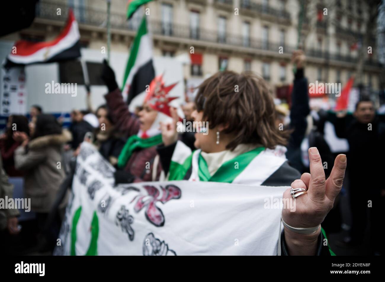 Demonstranten schwenken am 16. März 2013 während einer Demonstration in der Pariser Republik anlässlich des 2. Jahrestages des Konflikts in Syrien Unabhängigkeitsfahnen und Schilder. Der verheerende Konflikt Syriens ist am 15. März in sein drittes Jahr eingetreten. Die EU-Staats- und Regierungschefs sind frustriert über das Scheitern der Diplomatie, das Blutvergießen zu beenden, das die Rebellen trotz russischer Einwände unter Druck gesetzt hat. Zwei Jahre später ist Syrien in einem Bürgerkrieg verstrickt, der mindestens 70,000 Menschenleben gekostet hat und eine Million Menschen zur Flucht ins Ausland gezwungen hat, Millionen weitere vermisste oder vertriebene Menschen, was eine wirtschaftliche und humanitäre Katastrophe auslöste. Foto Stockfoto