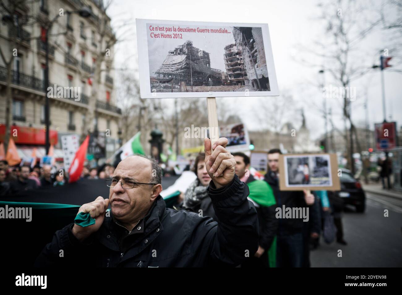 Demonstranten schwenken am 16. März 2013 während einer Demonstration in der Pariser Republik anlässlich des 2. Jahrestages des Konflikts in Syrien Unabhängigkeitsfahnen und Schilder. Der verheerende Konflikt Syriens ist am 15. März in sein drittes Jahr eingetreten. Die EU-Staats- und Regierungschefs sind frustriert über das Scheitern der Diplomatie, das Blutvergießen zu beenden, das die Rebellen trotz russischer Einwände unter Druck gesetzt hat. Zwei Jahre später ist Syrien in einem Bürgerkrieg verstrickt, der mindestens 70,000 Menschenleben gekostet hat und eine Million Menschen zur Flucht ins Ausland gezwungen hat, Millionen weitere vermisste oder vertriebene Menschen, was eine wirtschaftliche und humanitäre Katastrophe auslöste. Foto Stockfoto