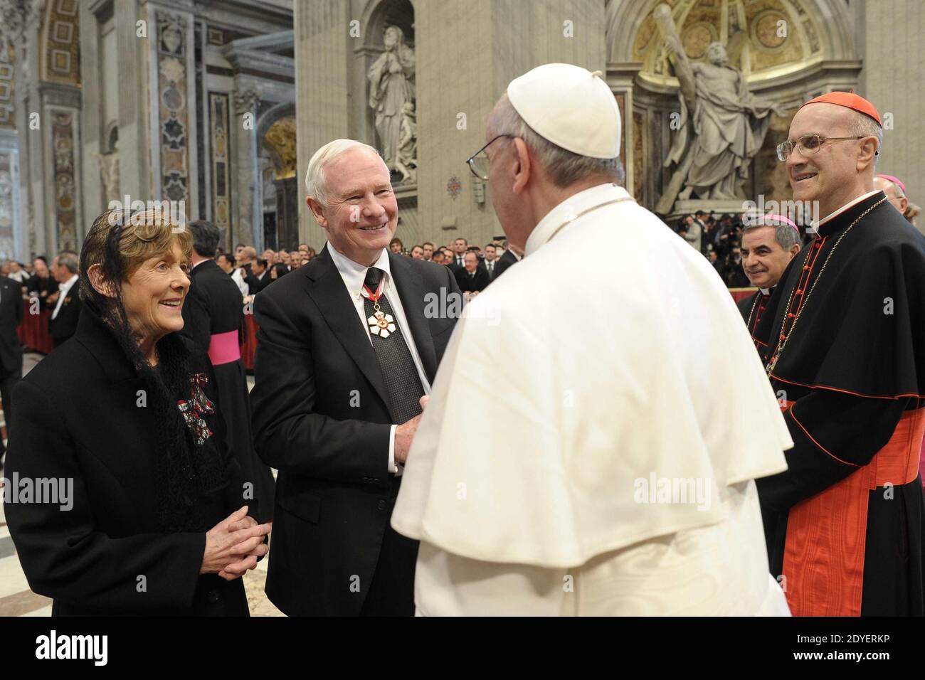 Papst Franziskus grüßt den kanadischen Generalgouverneur David Johnston mit seiner Frau Sharon während der Einweihungs-Messe am 19. März 2013 im Vatikan. Die Messe fand vor einer geschätzten Menschenmenge von bis zu einer Million Pilgern und Gläubigen statt, die den Platz und die umliegenden Straßen gefüllt haben, um zu sehen, wie der ehemalige Kardinal von Buenos Aires offiziell seine Rolle als Pontifex übernimmt. Die Einweihung von Papst Franziskus fand vor Kardinälen und geistlichen Führern sowie Staatsoberhäuptern aus aller Welt statt. Foto von ABACAPRESS.COM Stockfoto