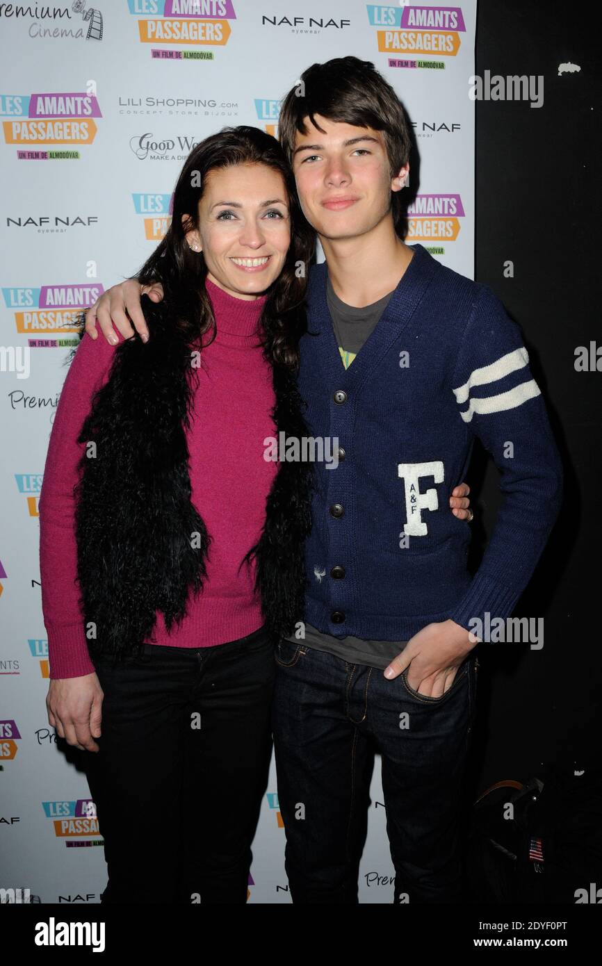 Adeline Blondieau und Sohn Aitor bei der Premiere von "Les Amants Passagers" am 26. März 2013 im Theater de l'Archipel in Paris, Frankreich. Foto von Alban Wyters/ABACAPRESS.COM Stockfoto