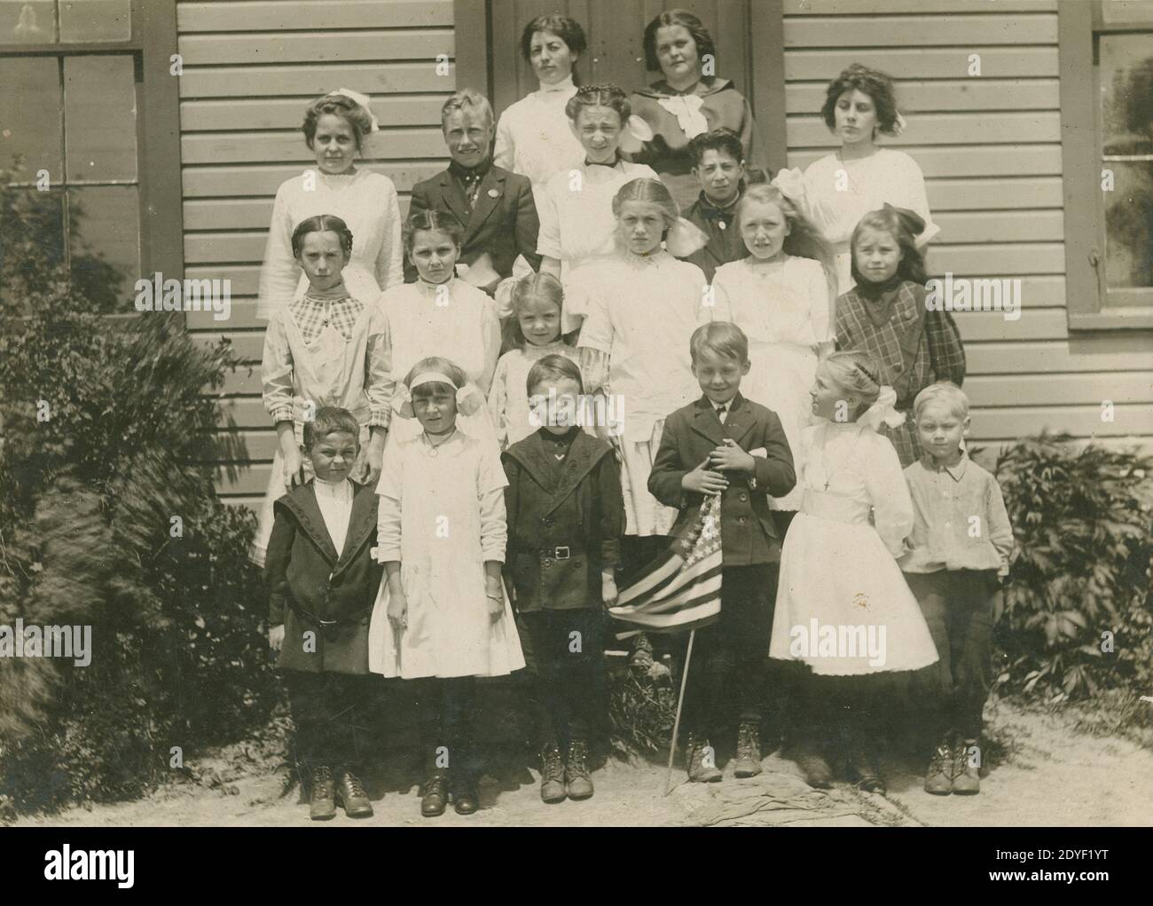 Antikes c1905 Foto, Gruppe von gemischten Alters Studenten. QUELLE: ORIGINALFOTO Stockfoto