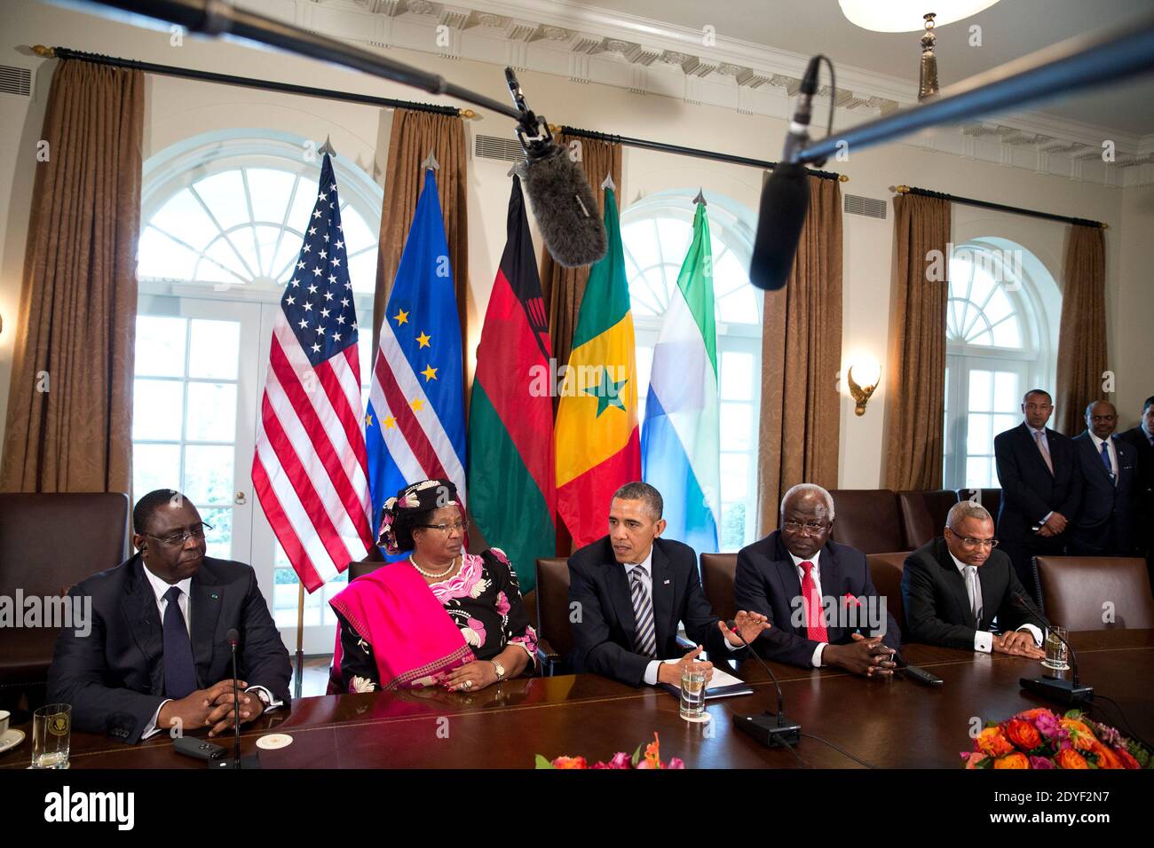 US-Präsident Barack Obama spricht nach einem Treffen mit Präsident Macky Sall, links, Senegal, Präsident Joyce Banda, zweite links, Malawi, Präsident Ernest Bai Koroma, zweite rechts, Sierra Leone, Und Premierminister Josemaria Pereira Neves, rechts, von Kap Verde im Kabinettsaal des Weißen Hauses in Washington, DC, USA, am 28. März 2013. Foto von Joshua Roberts/Pool/ABACAPRESS.COM Stockfoto