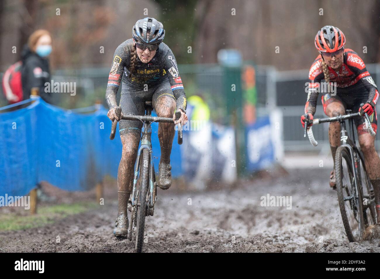 HERENTALS, BELGIEN - DEZEMBER 23: Lucinda Brand aus den Niederlanden, Denise Betsema aus den Niederlanden während des Women Elite Cyclocross Herentals Stockfoto