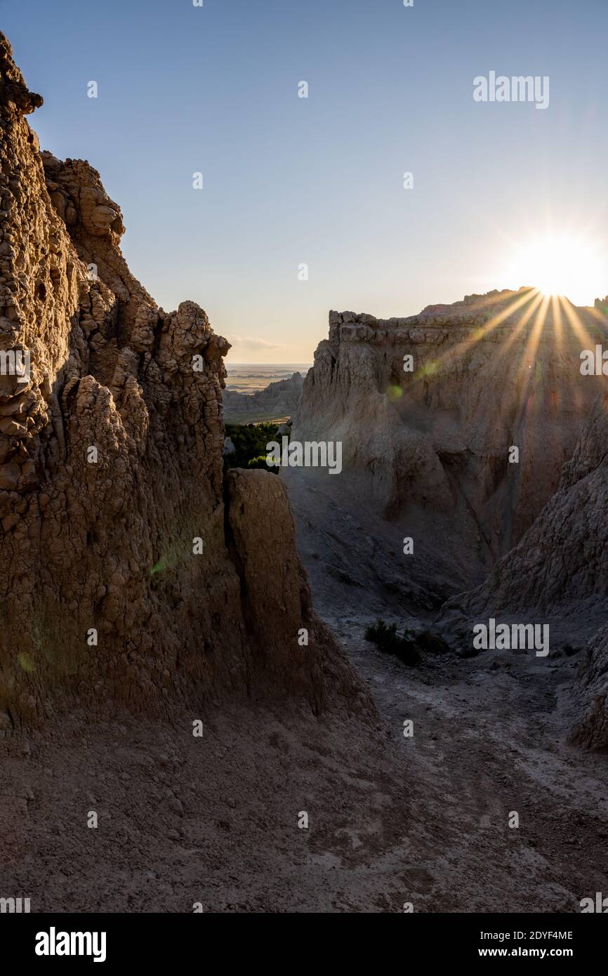 Die Sonne bricht über Hoodoos im Badlands National Park Stockfoto