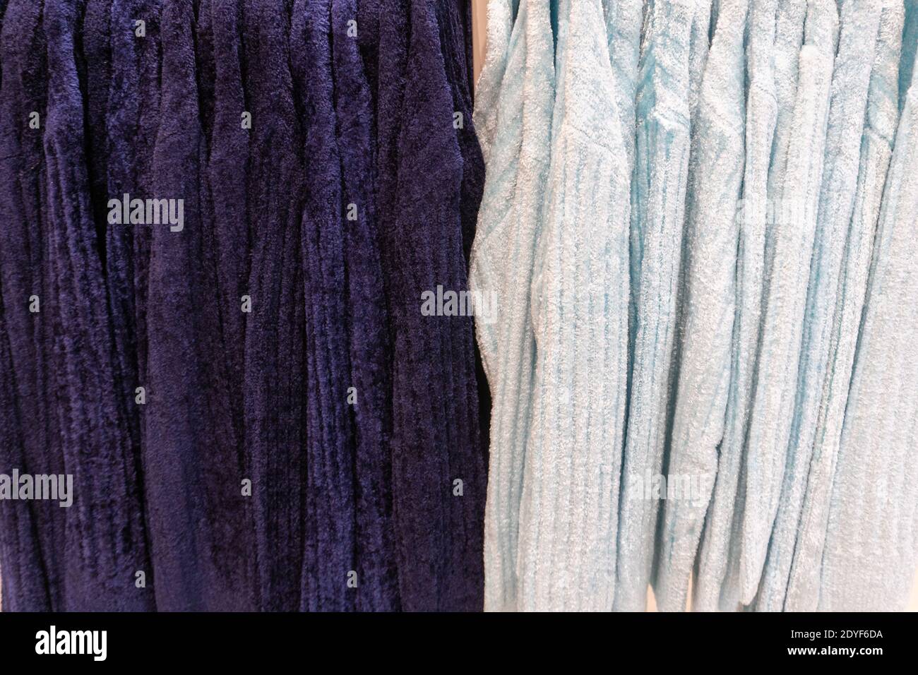 Bunte Pullover Kleidung hängen auf einem Kleiderbügel in der Mall Stockfoto