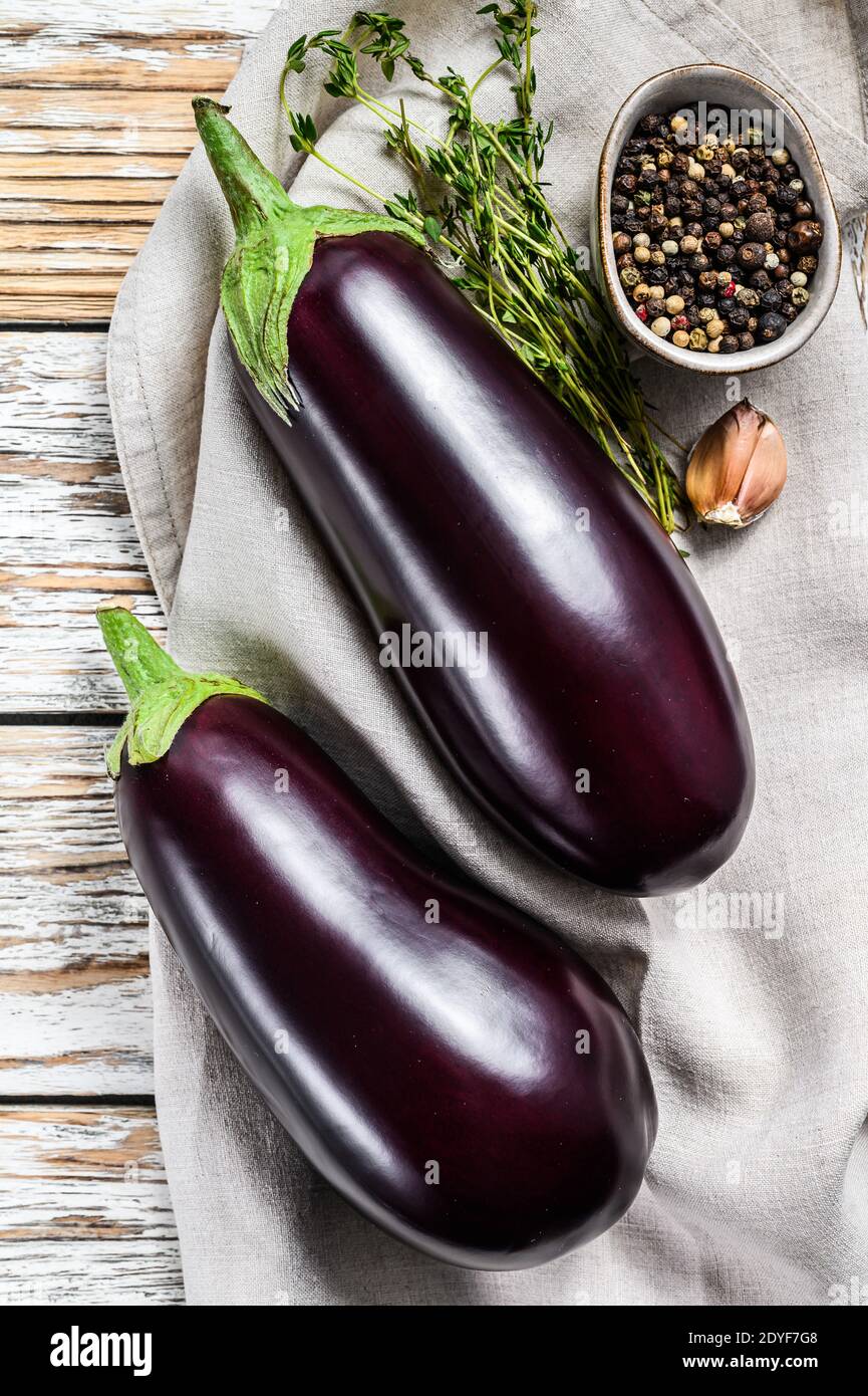Rohe lila Aubergine. Bio-Gemüse. Weißer Hintergrund. Draufsicht Stockfoto