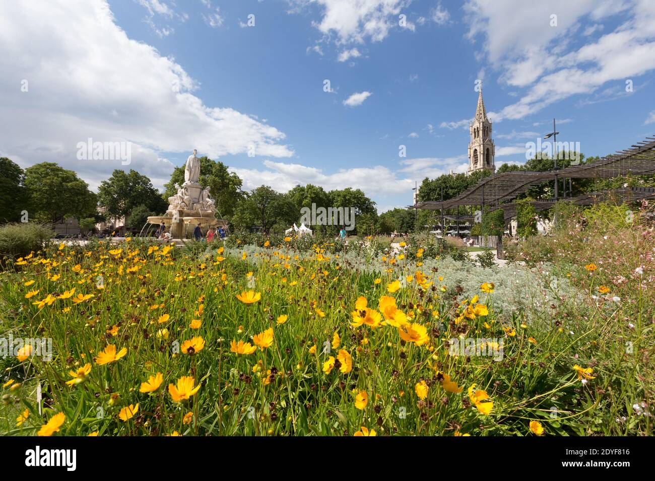 France Nimes Esplanade Charles-de-Gaulle Park mit Fontaine Pradier Brunnen und ƒglise Sainte Perptue, Kirche Stockfoto