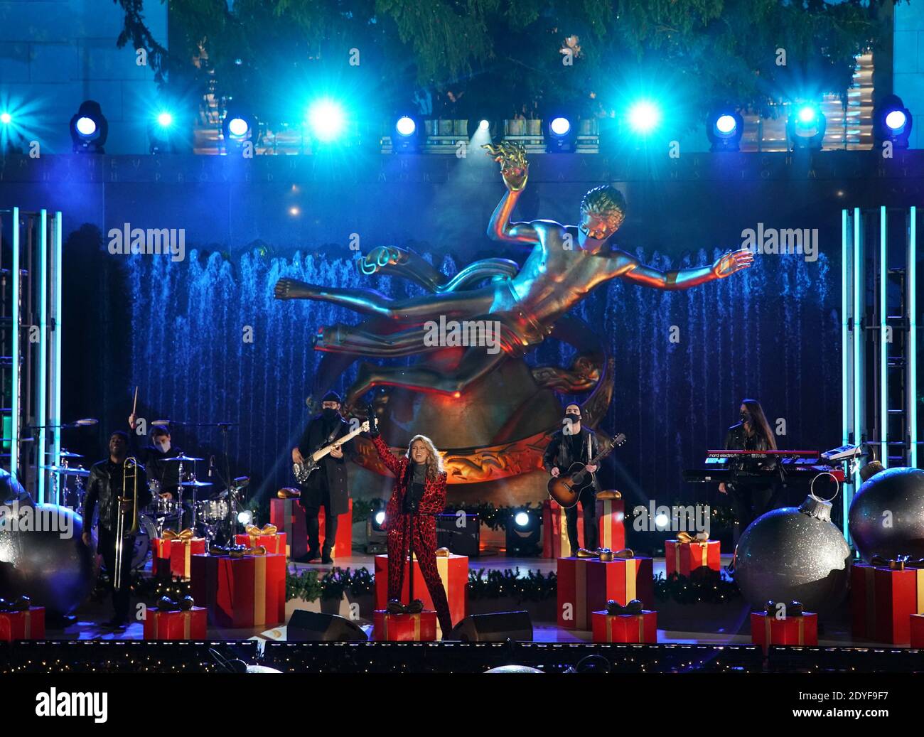 New York, Usa. Dezember 2020. Tori Kelly tritt bei der 88. Jährlichen Rockefeller Center Christmas Tree Lighting Ceremony im Rockefeller Center in New York City am Mittwoch, 2. Dezember 2020 auf. Foto von John Angelillo/UPI Kredit: UPI/Alamy Live Nachrichten Stockfoto