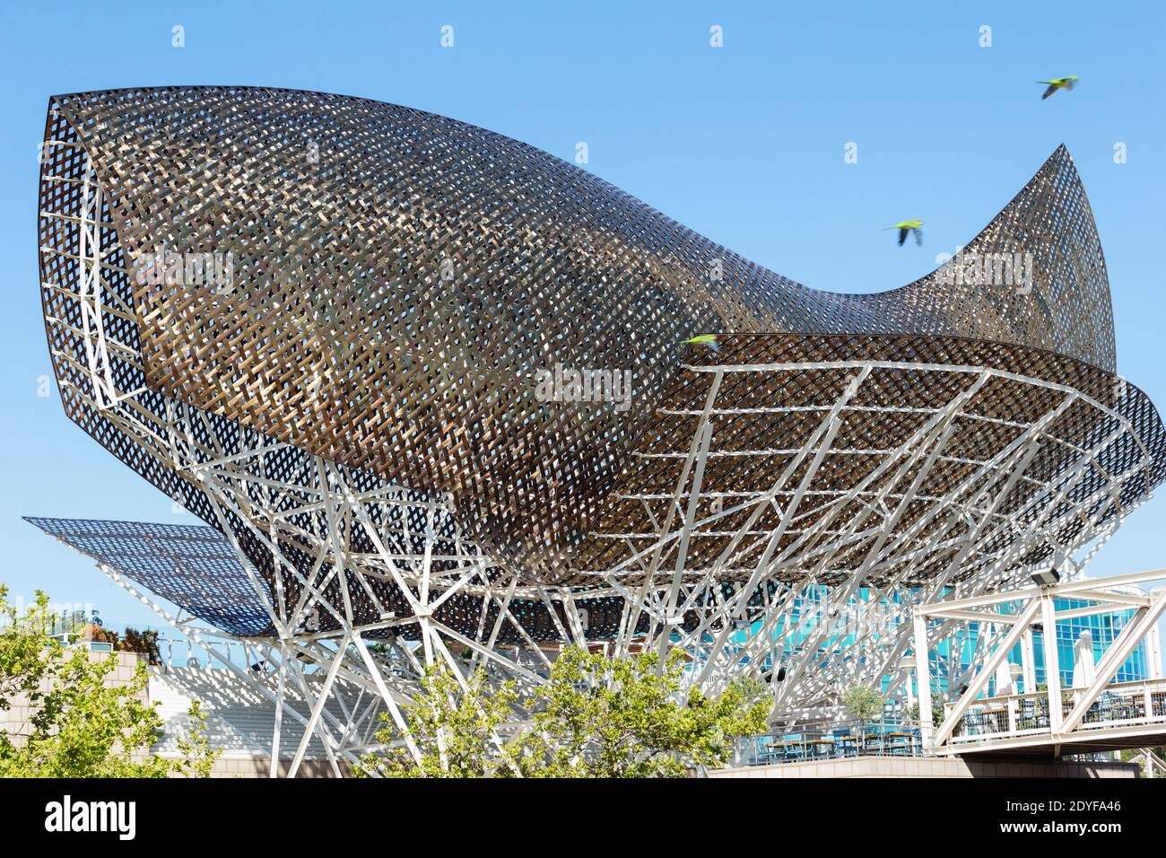 Spanien Barcelona die Fischskulptur "El Peix" wurde von Frank Gehry für die Olympischen Spiele 1992 entworfen. Stockfoto