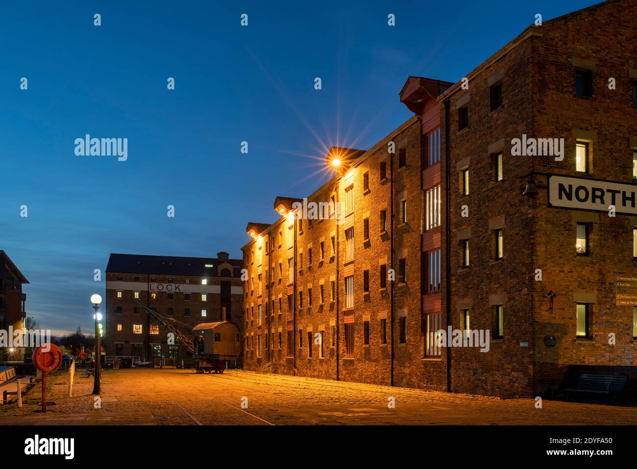 Gloucester Docks in der Abenddämmerung im Dezember. Gloucester, Gloucestershire, England Stockfoto