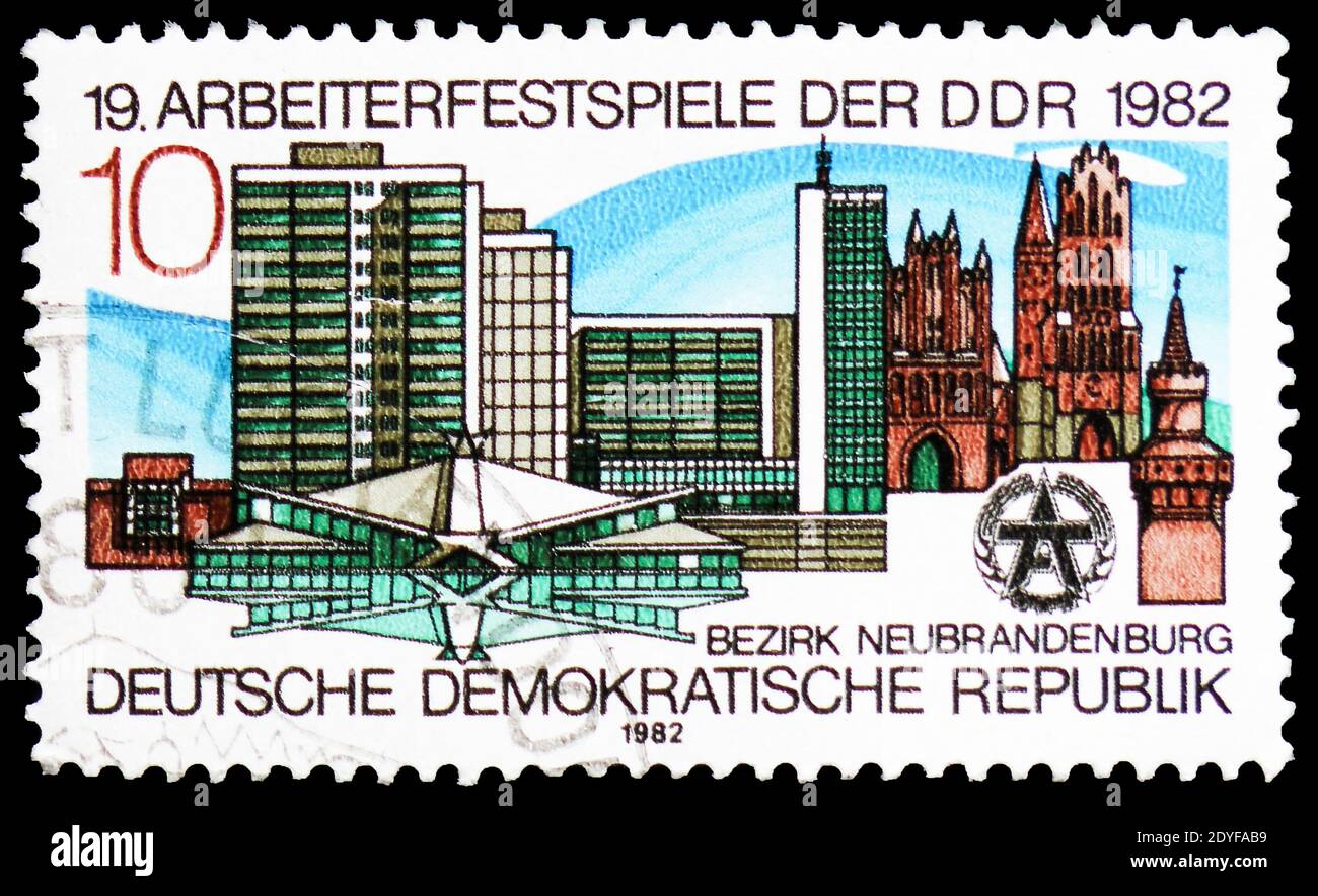 MOSKAU, RUSSLAND - 22. FEBRUAR 2019: Eine in Deutschland gedruckte Briefmarke zeigt Gebäude in Neubrandenburg, Arbeiterfest der DDR, D Stockfoto