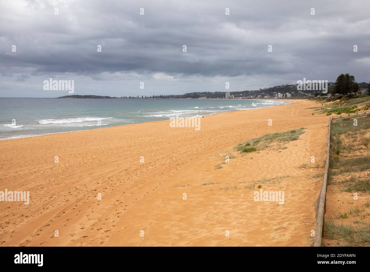 Sydney, Australien. Samstag, 26. Dezember 2020 Boxing Day, COVID 19 Restriktionen bleiben in Kraft an den nördlichen Stränden von Sydney, die nördlich von Narrabeen sind unter den engsten roten Zone Sperrbeschränkungen, abgebildet Narrabeen Strand Blick in Richtung Collaroy ois sehr ruhig. Credit martin.berry@alamy live News. Quelle: martin Berry/Alamy Live News Stockfoto