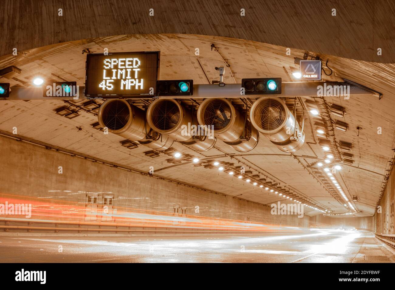 Car Light Trails im Presidio Parkway Road Tunnel in San Francisco Stockfoto