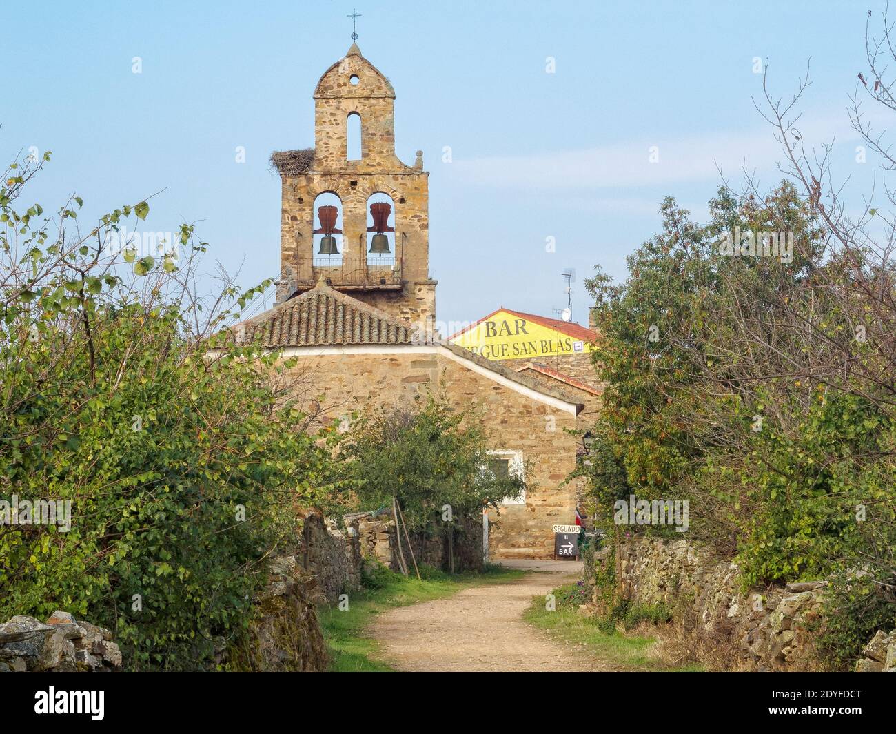 Die Pfarrkirche und die Pilgerherberge in einem kleinen Camino Dorf - Santa Catalina de Somoza, Kastilien und Leon, Spanien Stockfoto