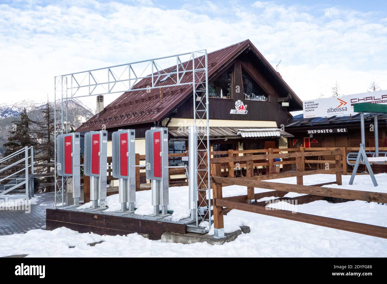 Sauze d’Oulx (TO) . Wenn der Skilift geschlossen ist, werden die Ski lopes der perfekte Ort für alle Liebhaber der Skiberge und für Wanderer mit Schneeschuhen Stockfoto