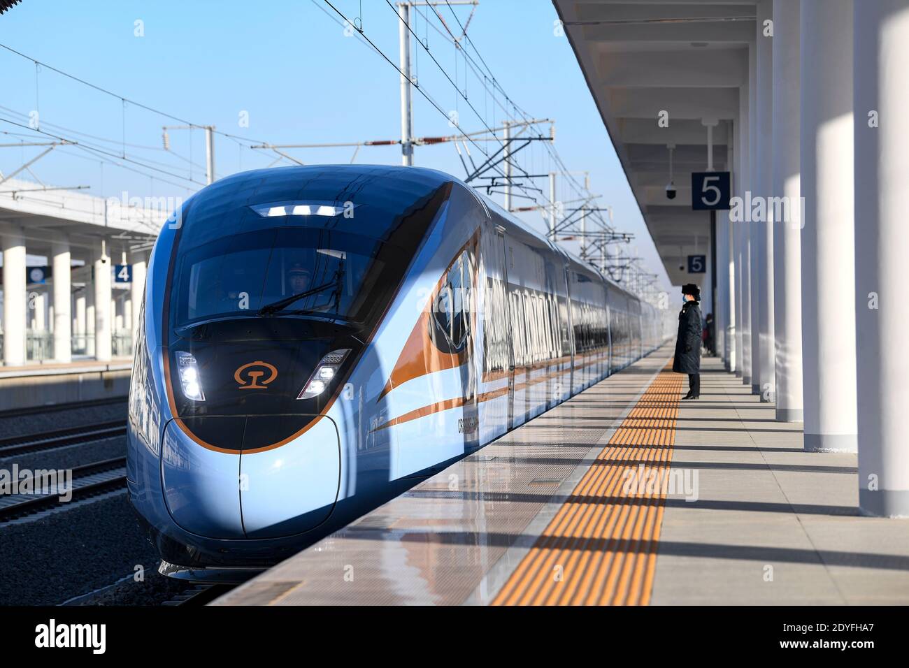 Yinchuan. Dezember 2020. Der Hochgeschwindigkeitszug D4385, der Yinchuan mit Xi'an verbindet, passiert am 26. Dezember 2020 den Bahnhof Wuzhong in der Autonomen Region Ningxia Hui im Nordwesten Chinas. Am Samstag wurde die Hochgeschwindigkeitsbahn Yinchuan-Xi'an in Betrieb genommen, die Ningxia mit dem Hochgeschwindigkeitsbahnnetz verbindet. Die 618 Kilometer langen Gleise ermöglichen es den Zügen, mit einer Geschwindigkeit von 250 Kilometern pro Stunde zu fahren. Die Bahn würde die Fahrzeit von 14 Stunden auf etwa drei Stunden reduzieren. Quelle: Feng Kaihua/Xinhua/Alamy Live News Stockfoto