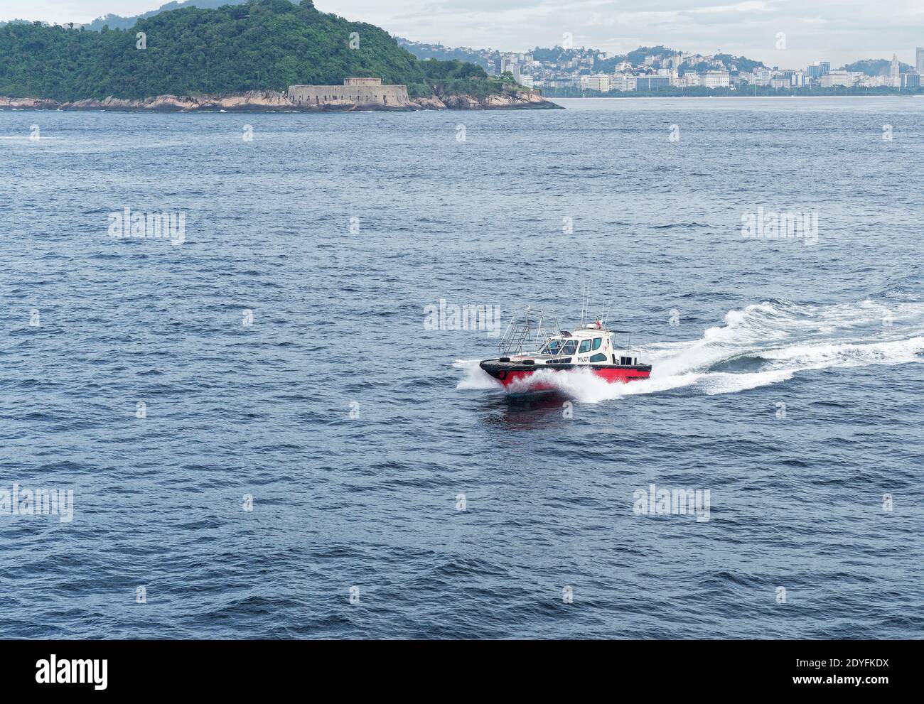 Das brasilianische Lotsenboot aus Rio de Janeiro nähert sich schnell einem Schiff an der Rio Anchorage an, um so schnell wie möglich an Bord zu gehen. Stockfoto