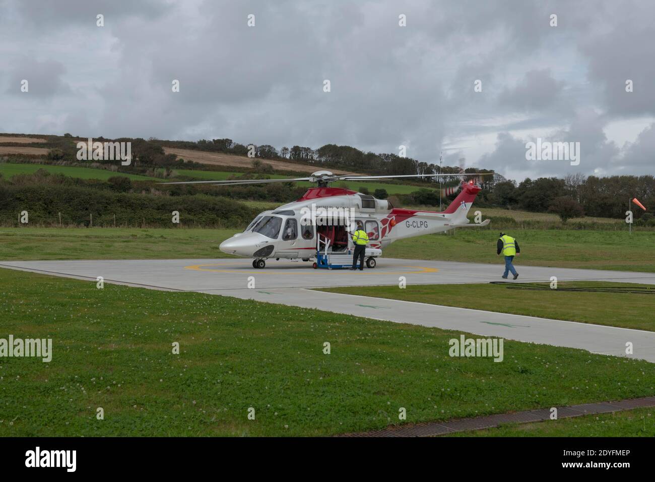 Der Hubschrauber am Penzance Heliport wird betankt und für den Abflug vorbereitet, um Passagiere nach Tresco auf den Scilly-Inseln, Cornwall, England, Großbritannien, zu bringen Stockfoto