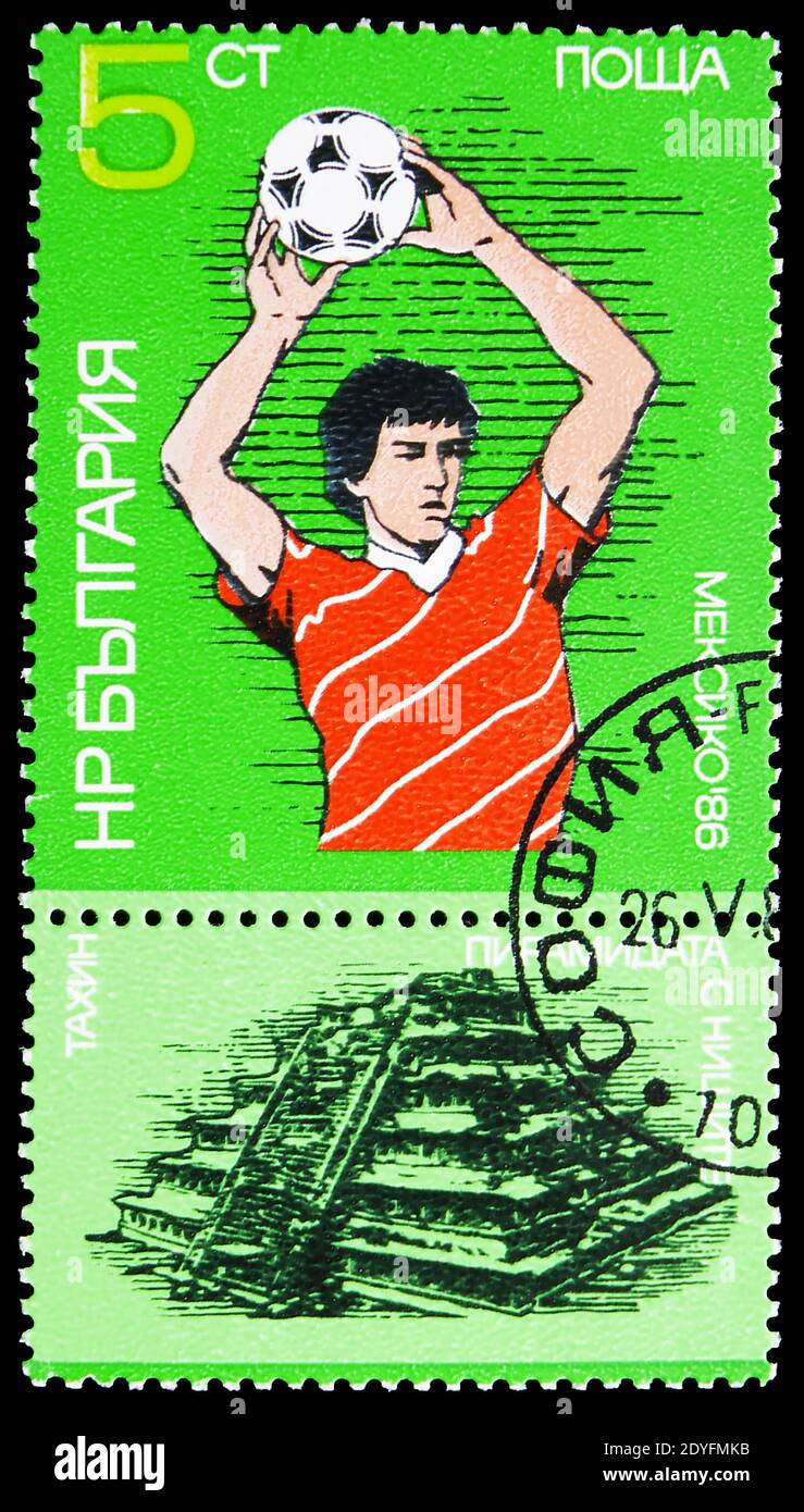 MOSKAU, RUSSLAND - 23. MÄRZ 2019: Briefmarke gedruckt in Bulgarien zeigt Einwurf, Fußball-WM 1986, Mexicol Serie, um 1986 Stockfoto