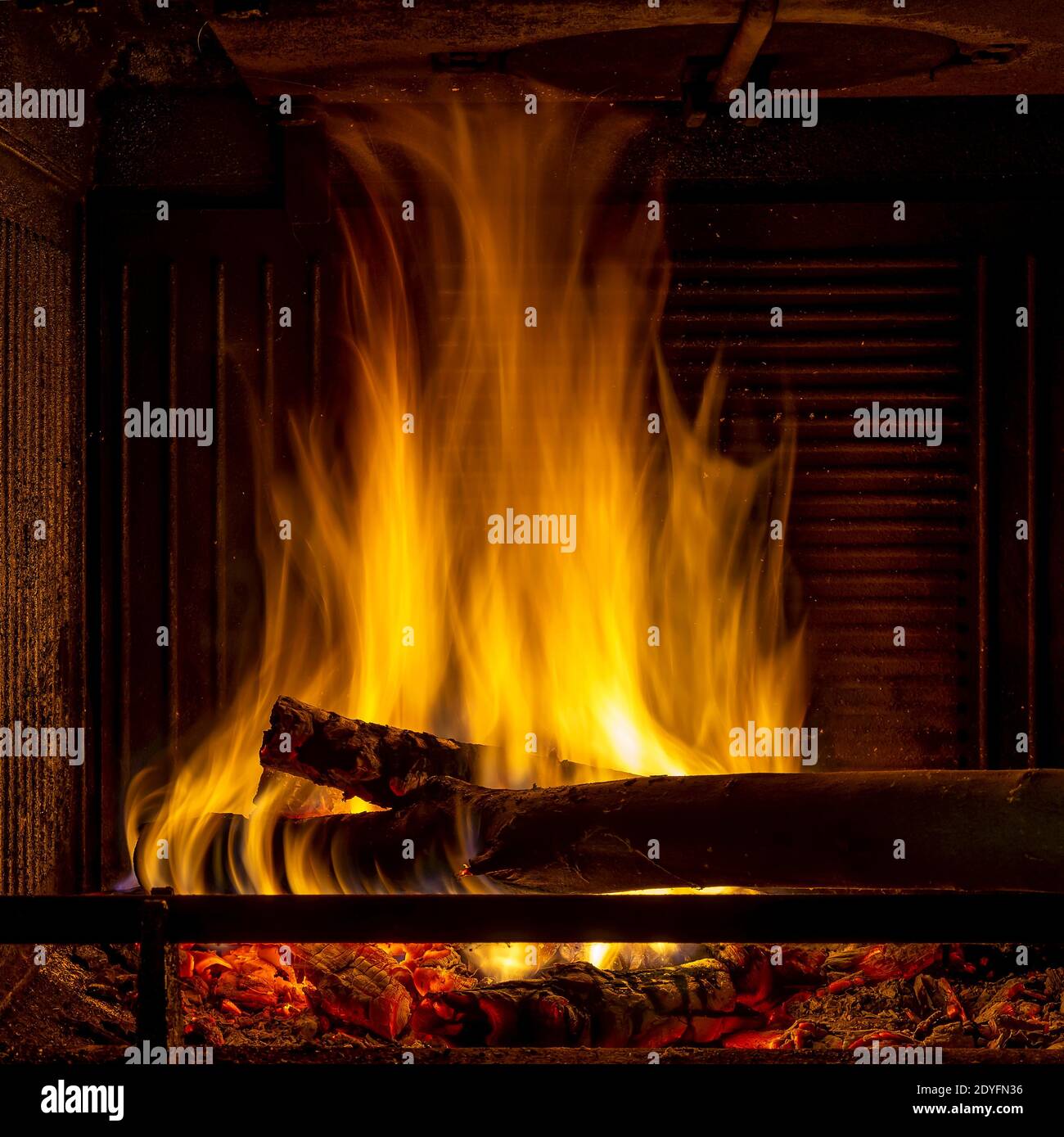 Ein Feuer entzündete sich in einem Warmluftkamin Stockfoto