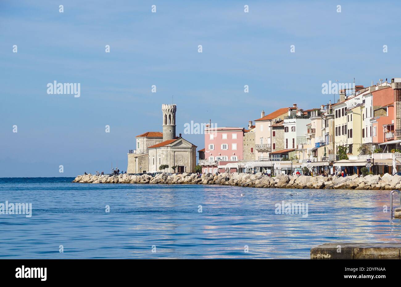 Piran, Slowenien - Juni, 2020: Piran Marina und im Freien während der Sommertage. Stockfoto