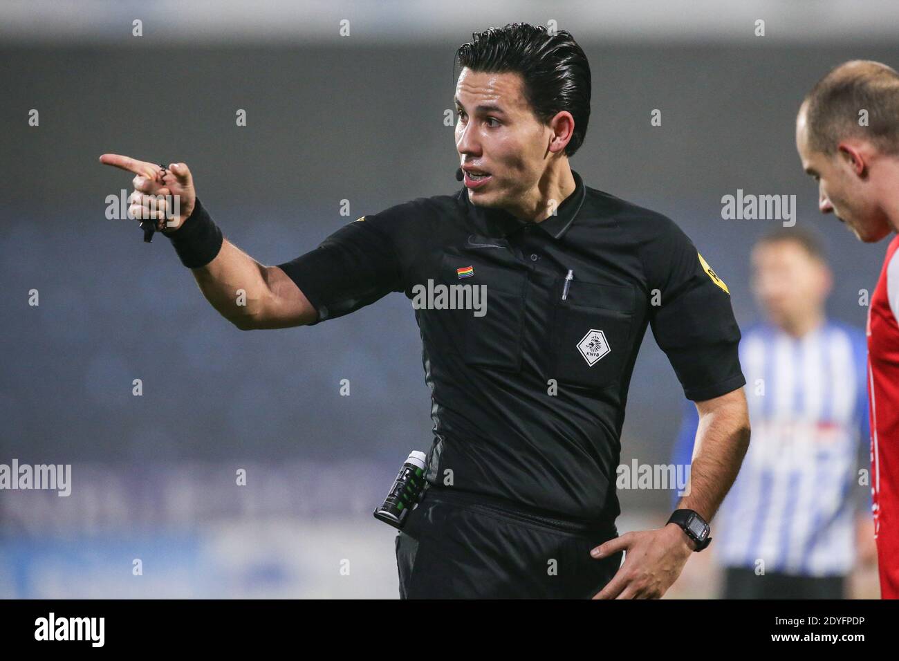 EINDHOVEN, NIEDERLANDE - DEZEMBER 12: Schiedsrichter Luca Cantineau während des niederländischen Keukenkampioendivision-Spiels zwischen FC Eindhoven und MVV bei Jan Louwers Stockfoto