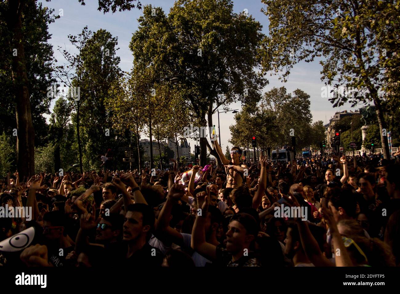 Techno Parade 2016 Parade In Den Strassen Von Paris Im Rhythmus Des Techno Techno Parade 2016 Defile Dans Les Rues De Paris Sur Le Rythme De La Stockfotografie Alamy